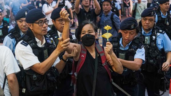 社民连主席陈宝莹六四当日手持黄色纸花现身铜锣湾,马上被多名警员押警车。(图片来源:Getty Images)