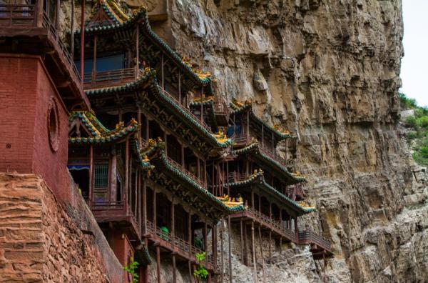 悬空寺历经风雨而不朽,屡遭地震亦无恙。