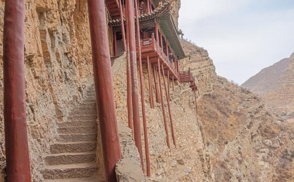 从远处看,人们把悬空寺称为 “ 三根马尾空中吊 ”。