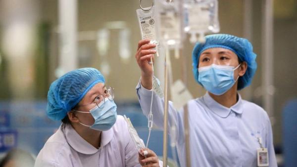 2021年5月12日江苏扬州一家医院的护士在检查药品。(图片来源:Getty Images)