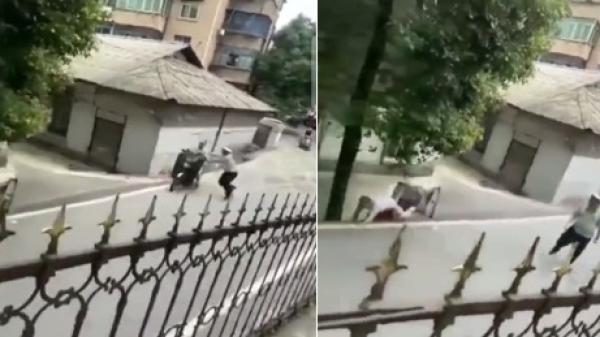 湖南交警暴力执法，将摩托车连人带车推下高坡。（图片来源：视频截图）