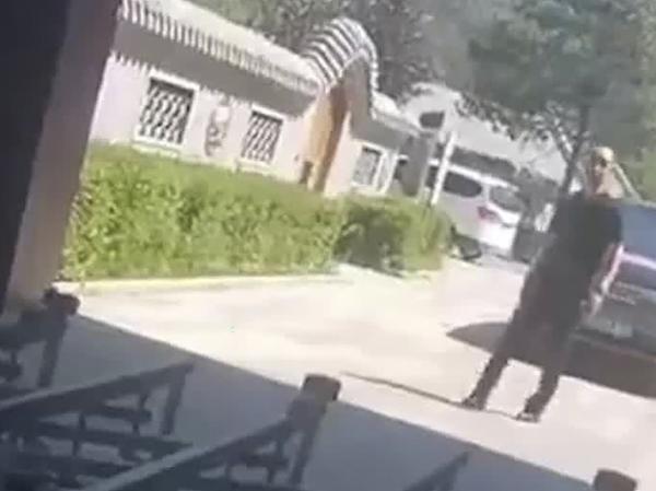 董事长开车进长城被拒,强拆景区大门。(视频截图)