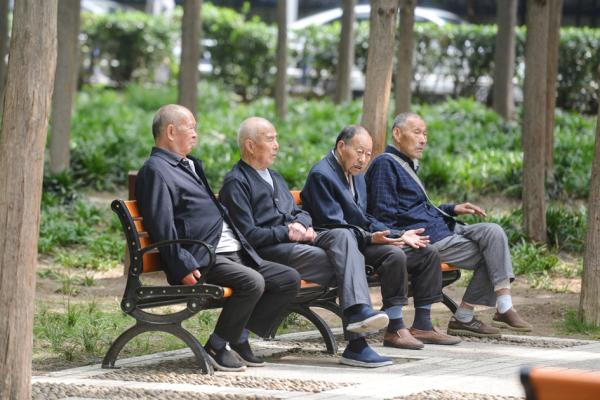中国一公园里,老人们正在休息。(STR/AFP via Getty Images)