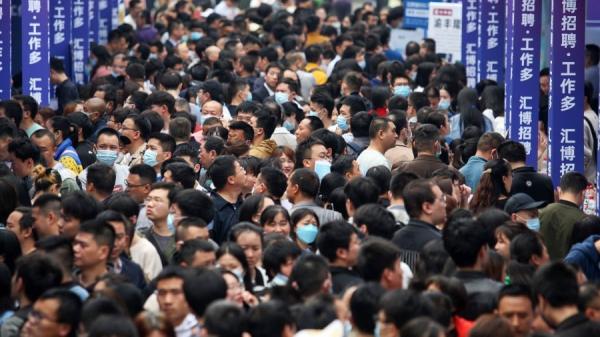 2023年4月11日重庆一招聘会现场人山人海。(图片来源:Getty Images)