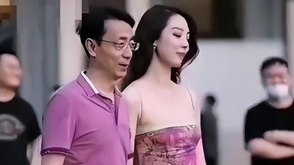 中石油旗下公司高管胡继勇与美艳女下属牵手逛街被曝光后,双双遭停职。(图片来源:视频截图)