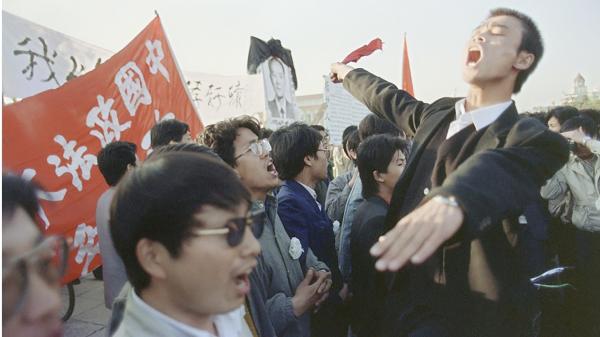 大量学生和市民在北京天安门广场聚集抗议。(Getty Images)