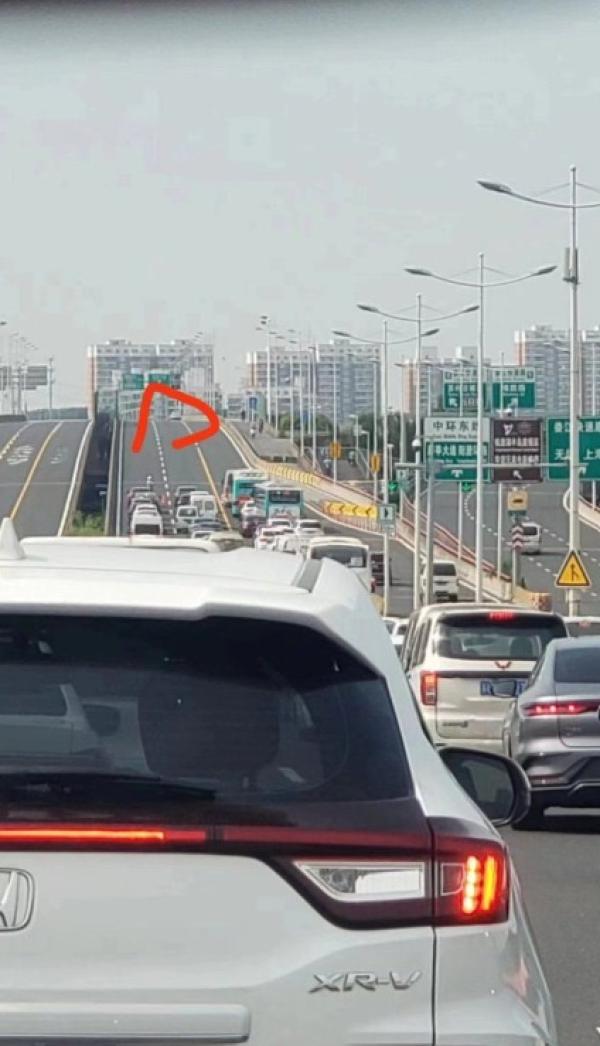 苏州一处立交桥上交通管制。(图片来源:网路截图)