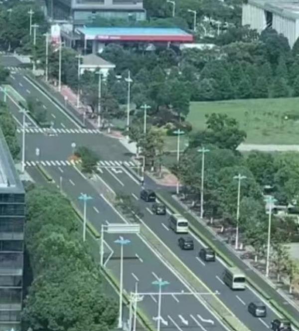 苏州大批警用装甲车戒备。(图片来源:网路截图)