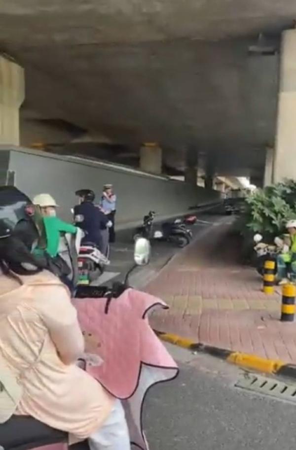 苏州一度交通管制小路也禁止通行。(图片来源:网路截图)