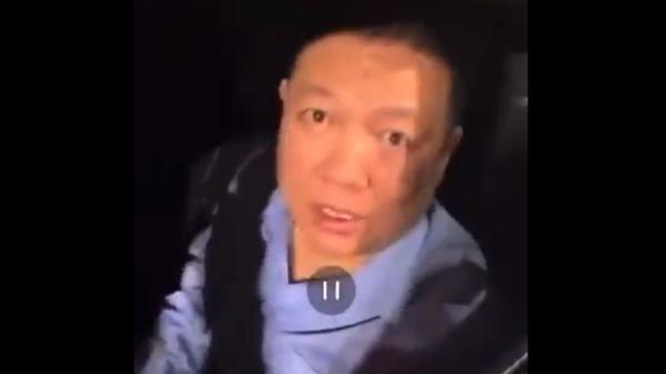 河南平顶山交警查酒驾,男子亮警证质问“你们带班是谁?”(图片来源:视频截图)