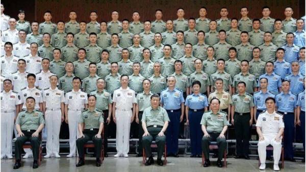 习近平7月6日视察东部战区,与官兵代表合影,北部战区原政治委员刘青松上将现身东部战区(右一)。