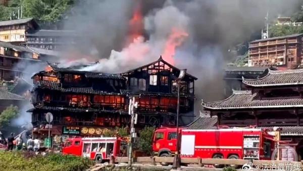 贵州黔东南西江千户苗寨景区10日突发火灾。(图片来源:微博)