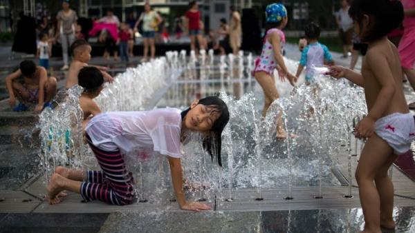 炎热的上海孩子们玩水乘凉。(图片来源:Getty Images)