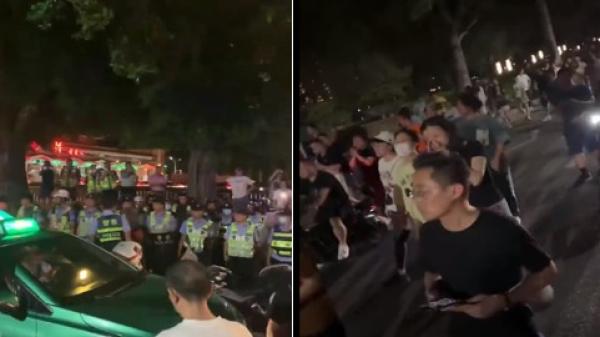 广州番禺星河湾大批业主上街抗议,集体高喊“警察打人”。(图片来源:视频截图)