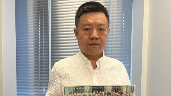 前沈阳陆军总院实习医生郑治 。 (看中国摄影)