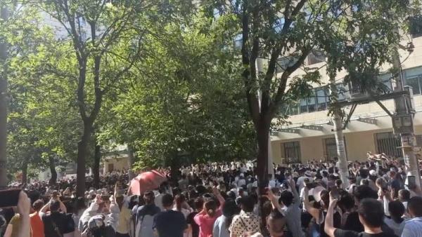 数以千计愤怒家长聚集西安市政府讨说法。(图片来源:网络图片)