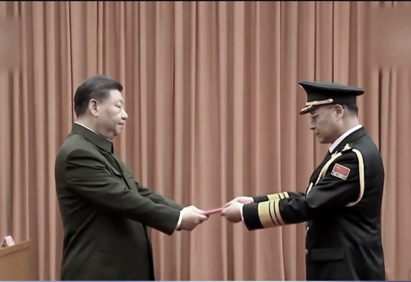 火箭军换将,王厚斌(右)接任新司令。
