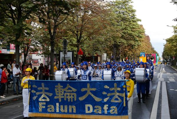 8月26日,法轮功学员在巴黎参加反迫害游行。(图片来源:看中国)
