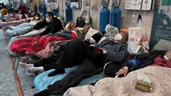 2023年1月12日上海一家医院中庭区躺满COVID-19患者。(图片来源:Getty Images)