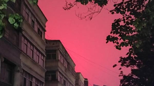 网友拍到山东多地天空出现诡异红光。(图片来源:微博截图)