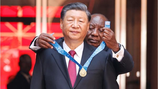 8月22日,南非总统拉马福萨在比勒陀利亚联邦大厦向中国国家主席习近平授予南非勋章。
