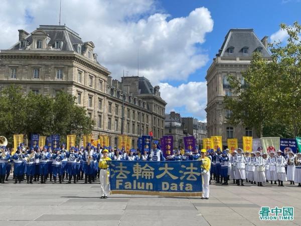8月26日,欧洲天国乐团在巴黎共和广场。(摄影:金锦秀/看中国)