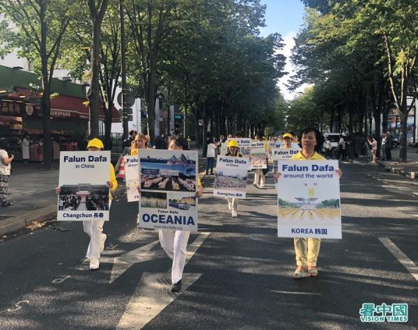 8月26日,法轮功学员在巴黎参加反迫害游行。(图片来源:看中国)