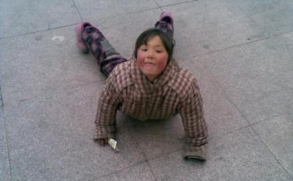 孤儿 流浪儿 (图片来源:网络截图)