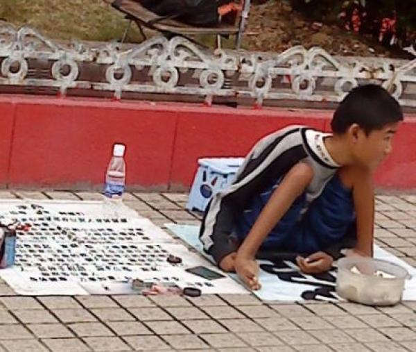 孤儿 流浪儿 (图片来源:网络截图)