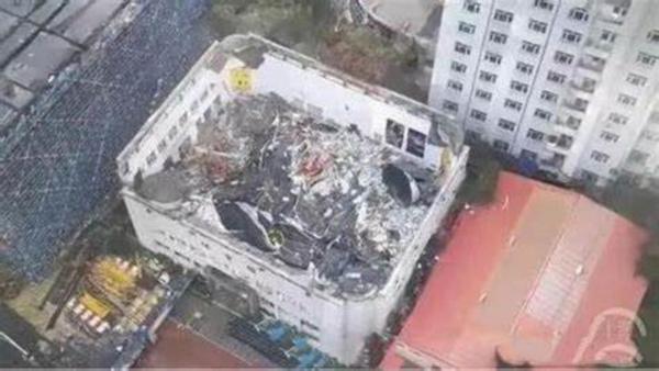 7月23日下午2点55分,齐齐哈尔市龙沙区第34中学体育馆楼顶突然发生坍塌。