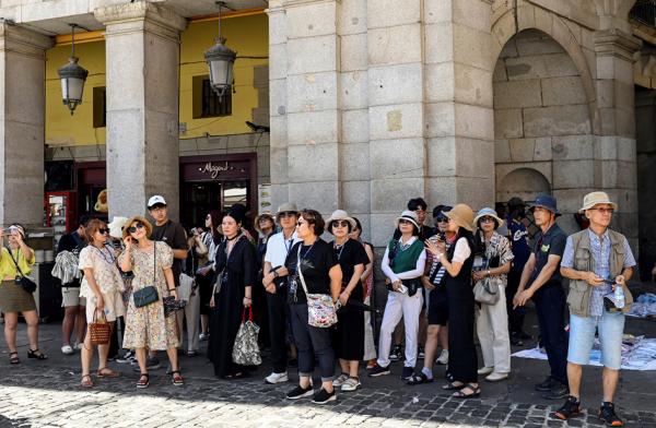 在马德里的国际游客(OSCAR DEL POZO/AFP via Getty Images)