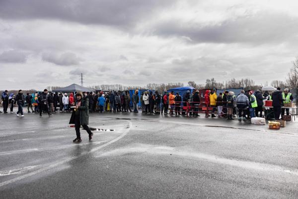 2023年3月9日,移民在法国北部马尔迪克的临时营地中排队领取当地协会分发的餐食。(SAMEER AL-DOUMY/AFP via Getty Images)