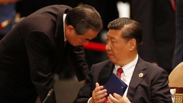2017年11月10日,在越南举行亚太经合组织领导人峰会期间,习近平与王毅交谈。