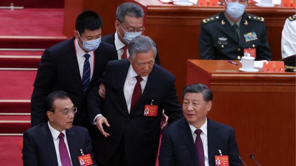 2022年10月22日,中共二十大闭幕会议期间胡锦涛被“离场”前试图与习近平交谈。