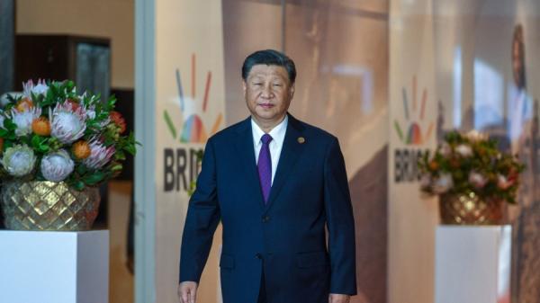 习近平出席金砖高峰会因随行翻译被拦在会场外而惊慌失措,被怀疑是得知潜舰爆炸消息外泄才会心神不宁。