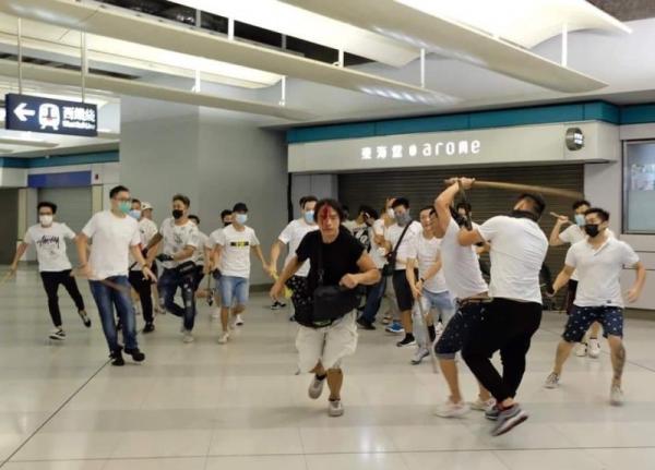 2019年7月21日夜晚,数百名白衣人手持棍棒、藤条出现在香港元朗港铁站暴力袭击现场的无辜市民。(图片来源:视频截图)