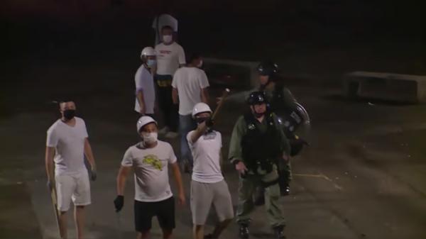 7.21当晚更有直播记者拍到一名警司和白衣人交谈约30秒。(图片来源:视频截图)