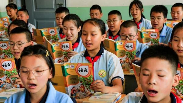 2023年8月23日甘肃张掖一小学学生们正在课堂上阅读。(图片来源:Getty Images)