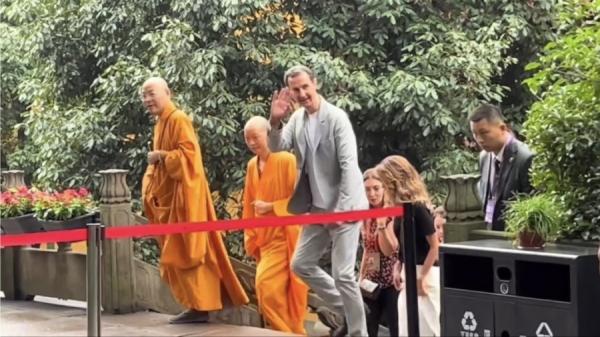 9月22日,叙利亚总统阿萨德携夫人到灵隐寺参观。(图片来源:视频截图)