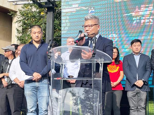 美丽城联合商会会长叶文在开幕式上致辞，商会秘书长陈鼎元（左）