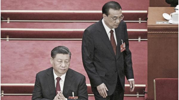 2023年3月5日,李克强在两会开幕式上发表工作报告后,从习近平身边走过。(NOEL CELIS/AFP via Getty Images )