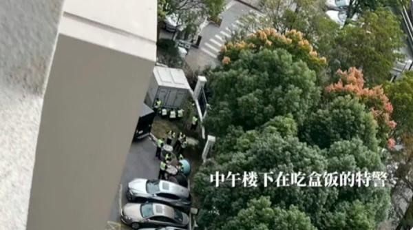 李克强去世禁聚集悼念，大批维稳特警吃午餐。  （图片来源:网络图片）