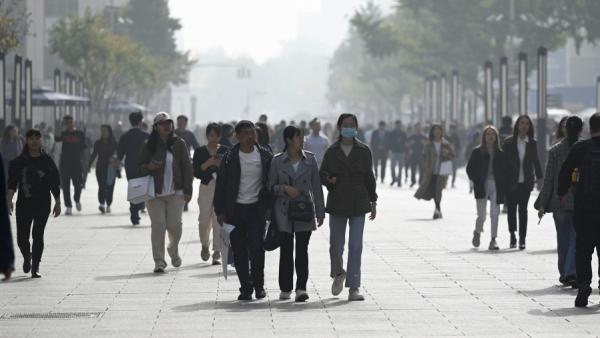 10月31日,北京一条商业街道上的人们。(图片来源:Getty Images)