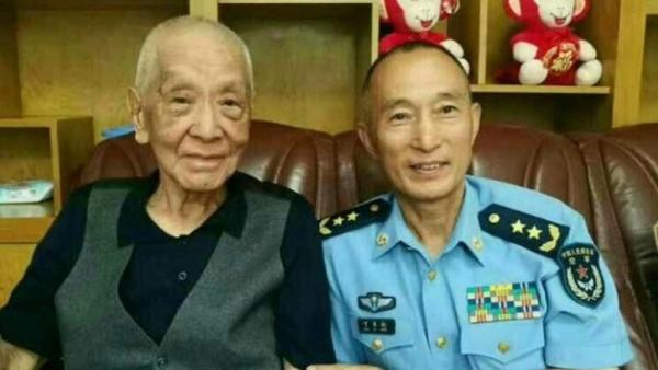 丁来杭(右)