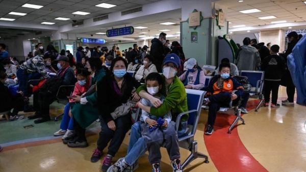 11月23日北京一家儿童医院家长陪着孩子候诊。(图片来源:Getty Images)