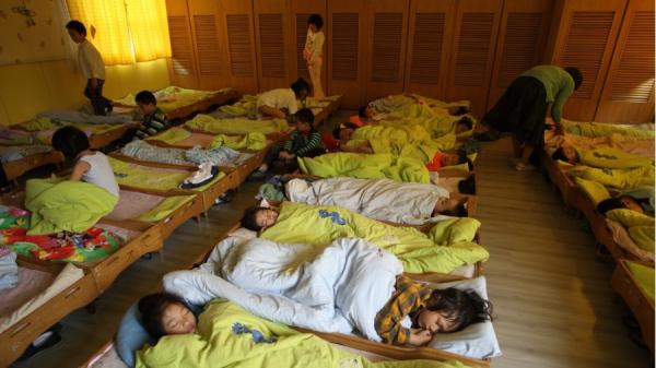 上海荷花池幼儿园的孩子们正在午睡。(图片来源:Getty Images)