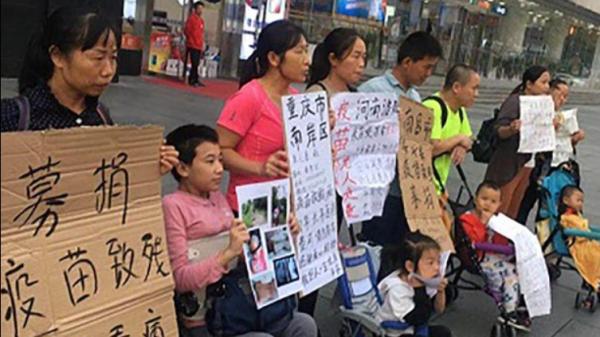 中国疫苗致残儿童家长抗议。(图片来源:网路截图)