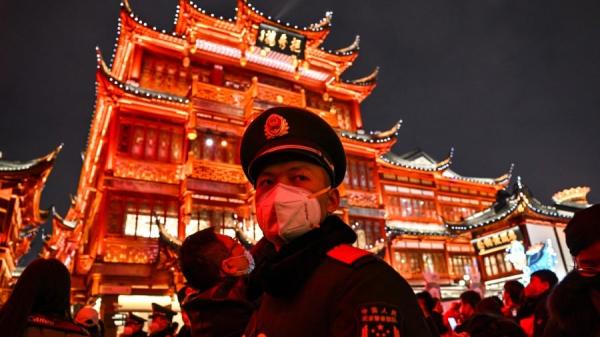 2023年2月5日,上海豫园的警察(图片来源:HECTOR RETAMAL/AFP via Getty Images)