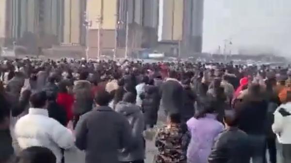 河南晋中一14岁中学生校内死亡引发万人抗议要真相。(图片来源:视频截图)