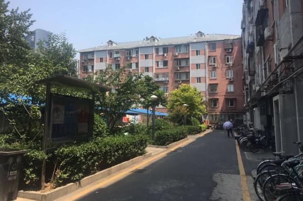 北京三里屯北小街 (图片来源:网络截图)